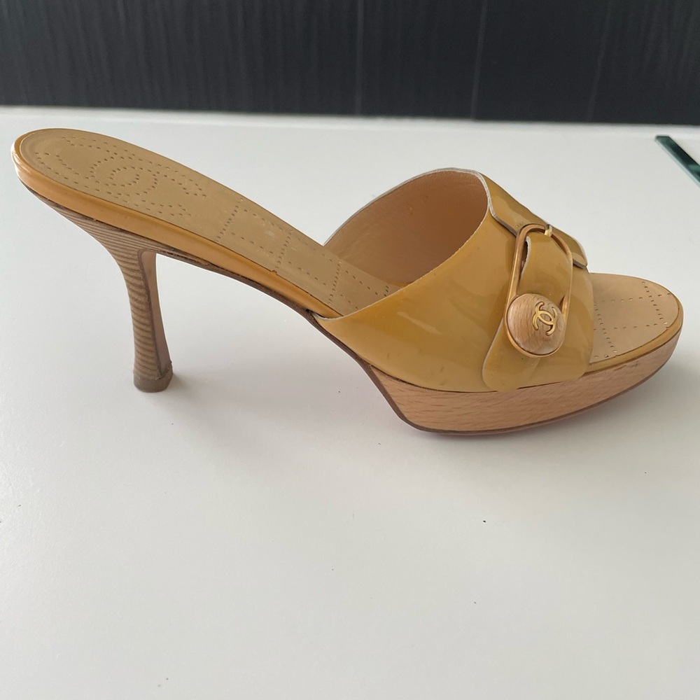 CHANEL DIRTY YELLOW PATENT LEATHER HEEL SLIDES US 9 - Picture 10 of 16